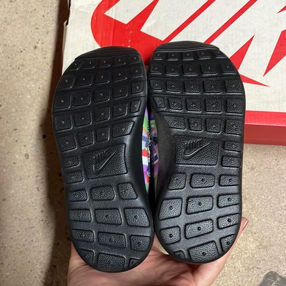 Brand new in box Nike girls Roshe 1 hi print faux fur lined boots. - Picture 3 of 6